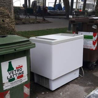Congelatore abbandonato accanto alla passeggiata di Finale