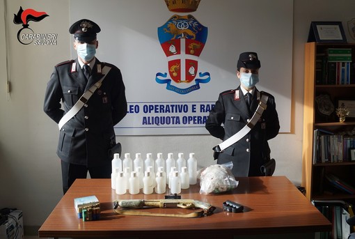 I Carabinieri di Albenga trovano sostanze stupefacenti e un fucile a canne mozze in casa di un 43enne albenganese