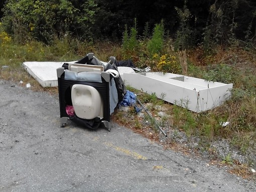 Rifiuti abbandonati lungo la strada del "Colle di Cadibona" (FOTO)