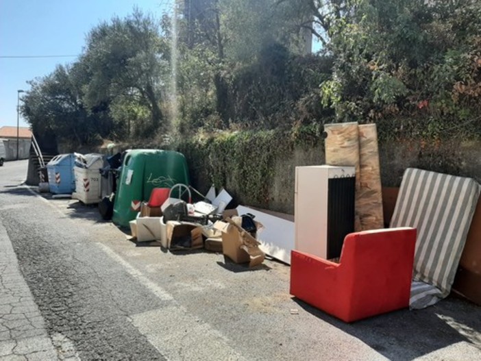 Savona, polemica per la brochure dei rifiuti. Santi e Scaramuzza: "Ridicola, classica lezioncina che non porterà a nulla"