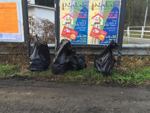 Cairo Montenotte, rifiuti abbandonati a bordo strada in via Romana Cairo Montenotte, rifiuti abbandonati a bordo strada in via Romana