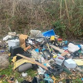 Altare, discarica a cielo aperto in un'area boschiva: indagini in corso (FOTO)