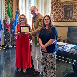 Alassio, conferito un riconoscimento alla giovane cantante alassina Rachele Noli Alassio, conferito un riconoscimento alla giovane cantante alassina Rachele Noli