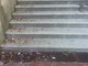 Finale Ligure, la panchina della Gradinata delle Rose diventa una mini-discarica Finale Ligure, la panchina della Gradinata delle Rose diventa una mini-discarica