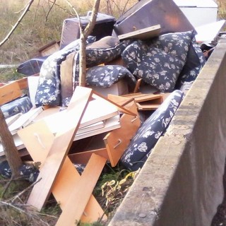 Savona, discarica a cielo aperto in via Nostra Signora del Monte