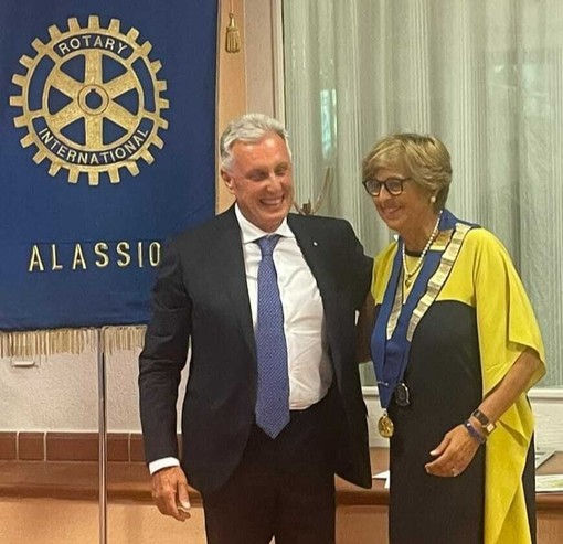 Rotary Club Alassio, cambio di consegne: Elisa Massone subentra ad Angelo Arnaldi alla guida dell'associazione Rotary Club Alassio, cambio di consegne: Elisa Massone subentra ad Angelo Arnaldi alla guida dell'associazione