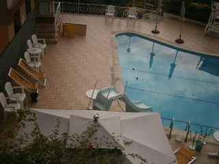 Le sdraio "buttate" in piscina; Le sdraio "buttate" in piscina;