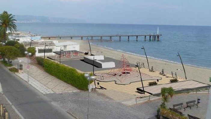 Ceriale: inaugurata la nuova piazza e il parco giochi nelle aree dell'ex Cantieri Patrone Ceriale: inaugurata la nuova piazza e il parco giochi nelle aree dell'ex Cantieri Patrone