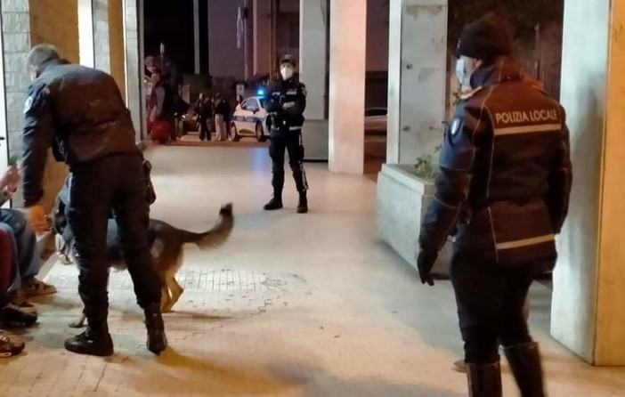 Savona, controlli della polizia locale a Santa Rita: 4 segnalati come assuntori di sostanze stupefacenti (FOTO)
