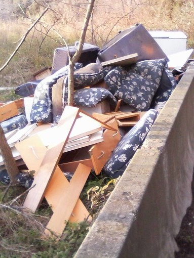 Savona, discarica a cielo aperto in via Nostra Signora del Monte