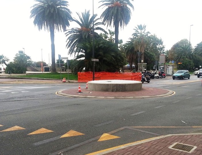 Rotonda tra corso Vittorio Veneto e via Cimarosa a Savona, il consigliere Frumento: "Causa di incidenti, è pericolosa"