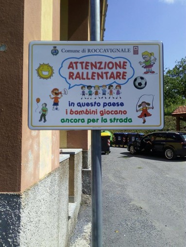 "Attenzione rallentare, qui i bambini giocano ancora per strada": ecco i nuovi cartelli a Roccavignale