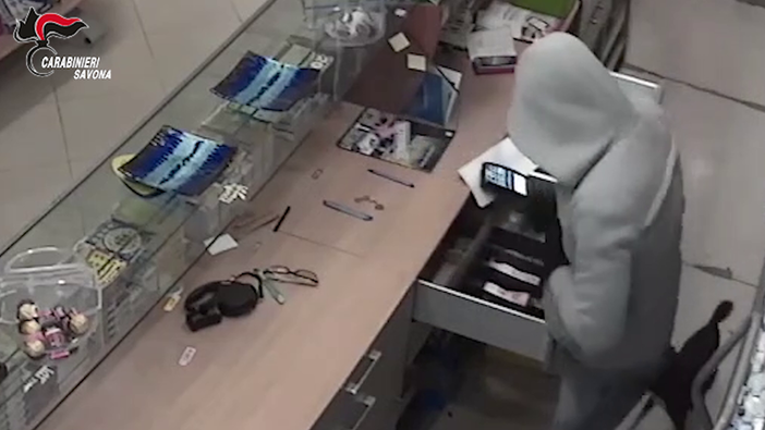 5 rapine tra Albenga e Ceriale: il "bandito con lo scaldacollo" incastrato dallo stesso travestimento (VIDEO)