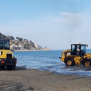 Ripascimento del litorale di Alassio: la chiatta pompa sabbia sulla spiaggia (FOTO e VIDEO)