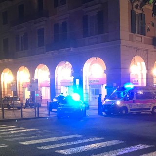 Rissa nella notte in Piazza del Popolo a Savona, intervengono le Forze dell'Ordine: due lievemente feriti