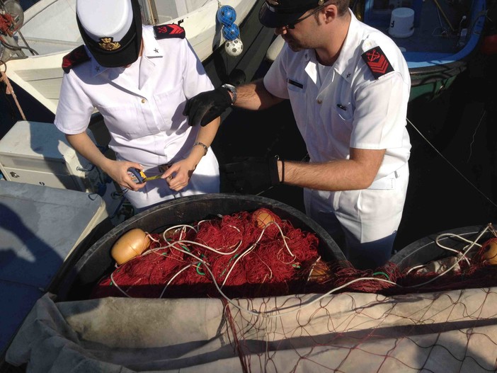 Le spadare di Savona: la Capitaneria sequestra due km di reti illegali (le foto dell'operazione)