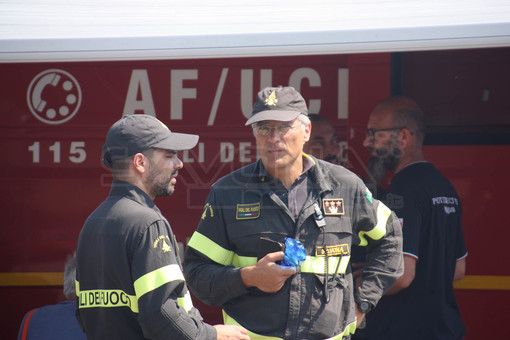 Incendio nell'albenganese, il comandante Gissi: "Vari fronti attivi, ma tutti sotto controllo" (FOTO e VIDEO)