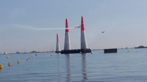Spettacolo nel cielo di Cannes con la Red Bull Air Race, domenica gran finale tra sole ed adrenalina Spettacolo nel cielo di Cannes con la Red Bull Air Race, domenica gran finale tra sole ed adrenalina