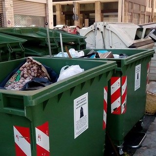 Cucina a gas abbandonata in centro Savona, la segnalazione di un lettore