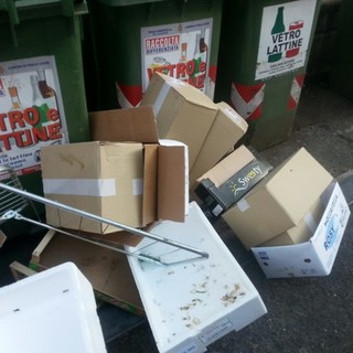 Porta a porta obbligatorio per i negozi del centro di Finale: fioccano le prime multe