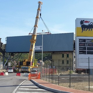 Spettacolare rimozione del nastro trasportatore del carbone a Vado Ligure: foto e video