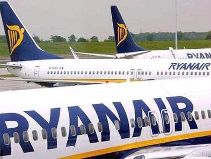 Genova, atterraggio d'emergenza per volo Ryanair: due passeggeri in ospedale