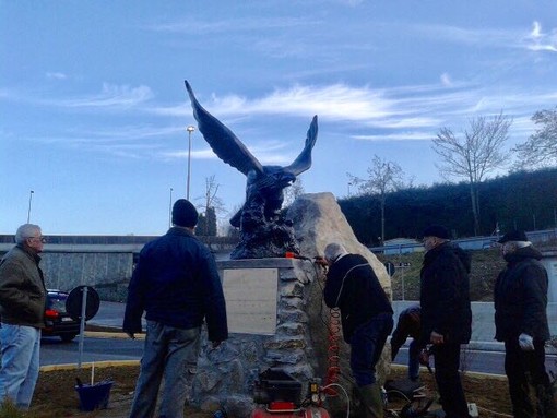 Nuova rotonda del Vispa: posizionata una grande aquila in ghisa (FOTO) Nuova rotonda del Vispa: posizionata una grande aquila in ghisa (FOTO)