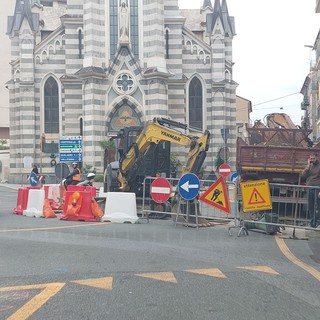 Rotatoria di Zinola, i lavori dovrebbero finire entro 10 giorni. Assessore Parodi: "Stanno cercando di trovare soluzioni meno impattanti per il traffico" (FOTO)