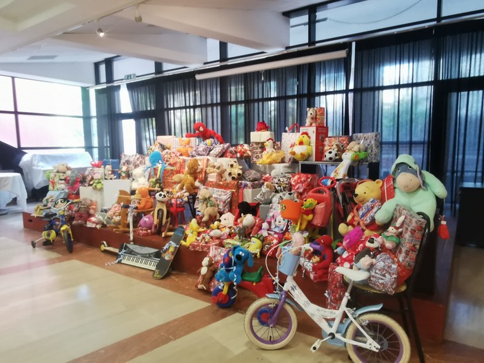 Savona, dal Circolo operaio Bogliani e dal Cral del porto arrivano i giochi di Natale per i bambini