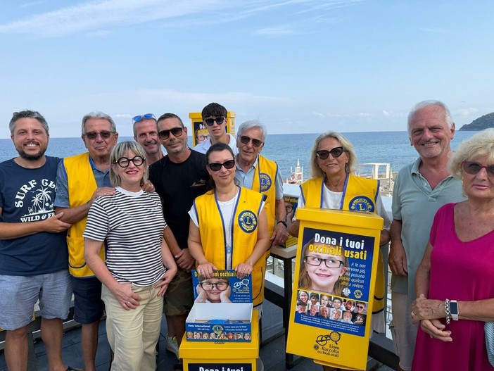Albenga, gli occhiali usati si raccolgono anche in spiaggia: l’iniziativa del Lions Club
