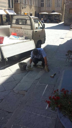 Albenga, continuano i lavori di manutenzione e ripristino del decoro urbano Albenga, continuano i lavori di manutenzione e ripristino del decoro urbano
