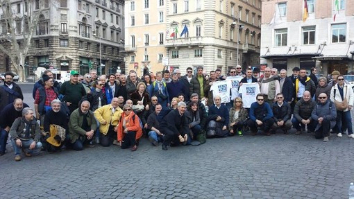 Anche i leghisti liguri in piazza a Roma per la manifestazione #renziacasa