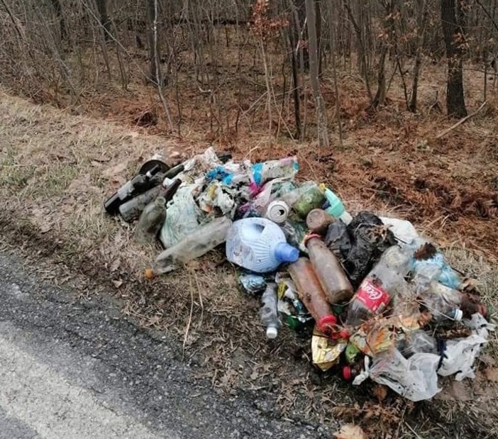 Dego, rifiuti abbandonati in frazione Porri: i residenti puliscono la strada che porta alla Ferriera (FOTO) Dego, rifiuti abbandonati in frazione Porri: i residenti puliscono la strada che porta alla Ferriera (FOTO)
