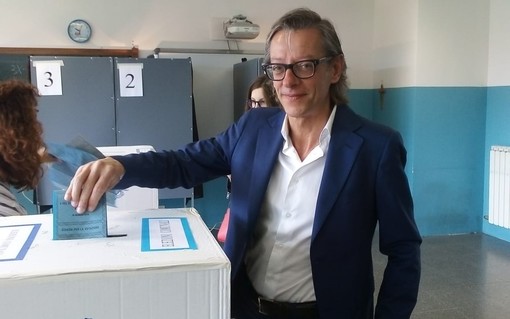 Albenga, il candidato sindaco Riccardo Tomatis ha votato