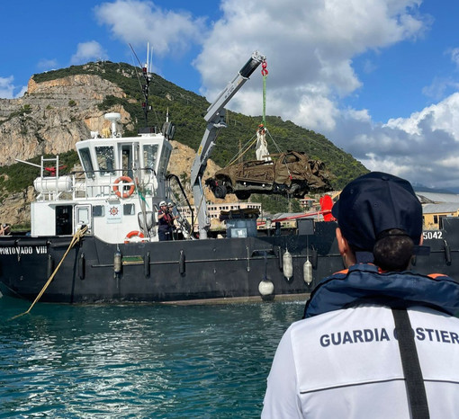 Finale, rimosse dal fondale le due auto finite in mare nell’alluvione di maggio