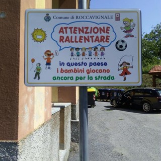 "Attenzione rallentare, qui i bambini giocano ancora per strada": ecco i nuovi cartelli a Roccavignale