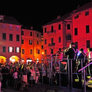 Finale: "La notte", suoni colori e shopping in città