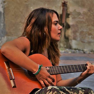 La cantautrice ingauna Roberta Monterosso su Raiuno a “L’Eredità”: si parlerà anche di Albenga”