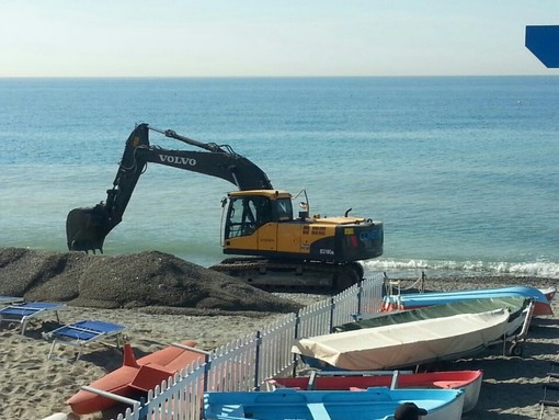 Albisola si prepara all'estate: ripascimento delle spiagge in corso