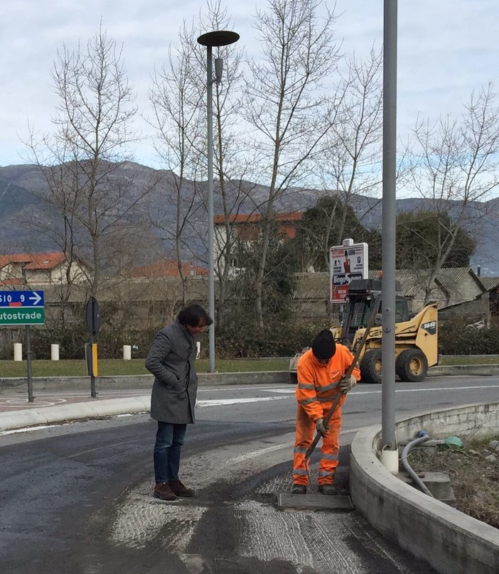 Albenga: proseguono i lavori di rifacimento degli asfalti presso la rotatoria Eges Albenga: proseguono i lavori di rifacimento degli asfalti presso la rotatoria Eges