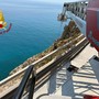 Capo Noli, scavalca il guardrail per recuperare un oggetto: salvato dai Vigili del Fuoco