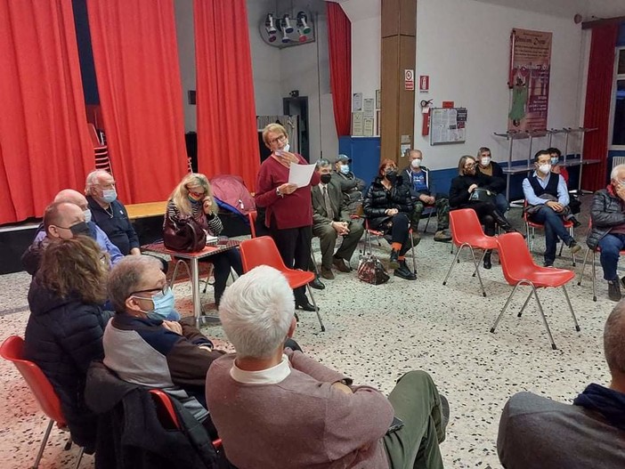 Savona, incontro a Legino per discutere dei problemi del quartiere: sale alto il grido contrario al centro rifiuti in zona Paip (FOTO) Savona, incontro a Legino per discutere dei problemi del quartiere: sale alto il grido contrario al centro rifiuti in zona Paip (FOTO)