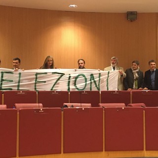 Striscione "Elezioni" esposto in aula consiliare in Regione