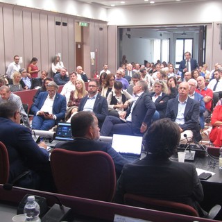 Rigassificatore, in Provincia è scontro tra i sindaci e Toti. Russo e Isetta: "Esterrefatti, iter che non sta in piedi, venga ritirato" (FOTO)