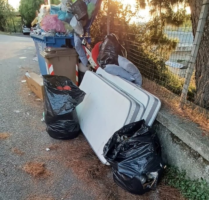 Savona, abbandonano materiali ingombranti in via Valcada, ma alcuni elementi li rendono identificabili Savona, abbandonano materiali ingombranti in via Valcada, ma alcuni elementi li rendono identificabili