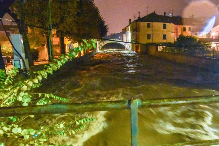 La pioggia non si placa nella notte: esonda il Rio Basco in più zone, frana tra Bergeggi e San Genesio