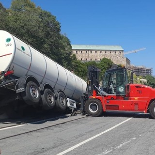 Savona, rimorchio di un camion si rovescia sotto al Priamar: intervento del personale portuale