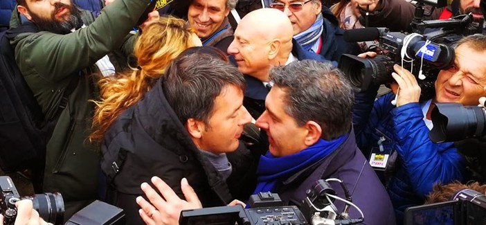 L'arrivo di Renzi a Genova tra bandiere del Pd, sostenitori e proteste