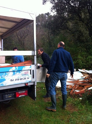 A Finale Ligure un camion carico di inciviltà e maleducazione