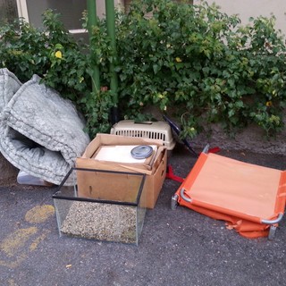 Finale Ligure, rifiuti abbandonati in via Caviglia